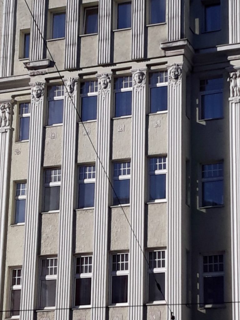 Dawny Hotel Lech na skrzyżowaniu Gwarnej i św. Marcin