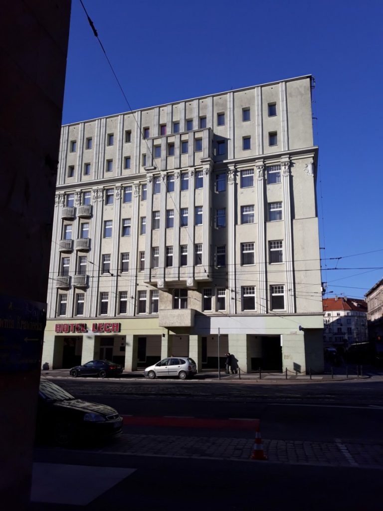 Dawny Hotel Lech na skrzyżowaniu Gwarnej i św. Marcin