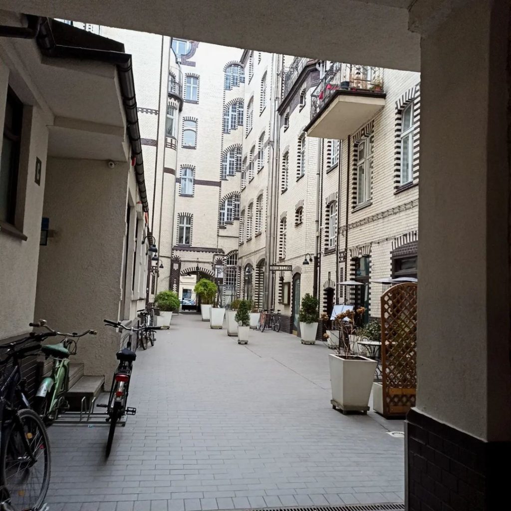 Podwórze kamienic na ul.Wielka 21/ ul.Woźna 9