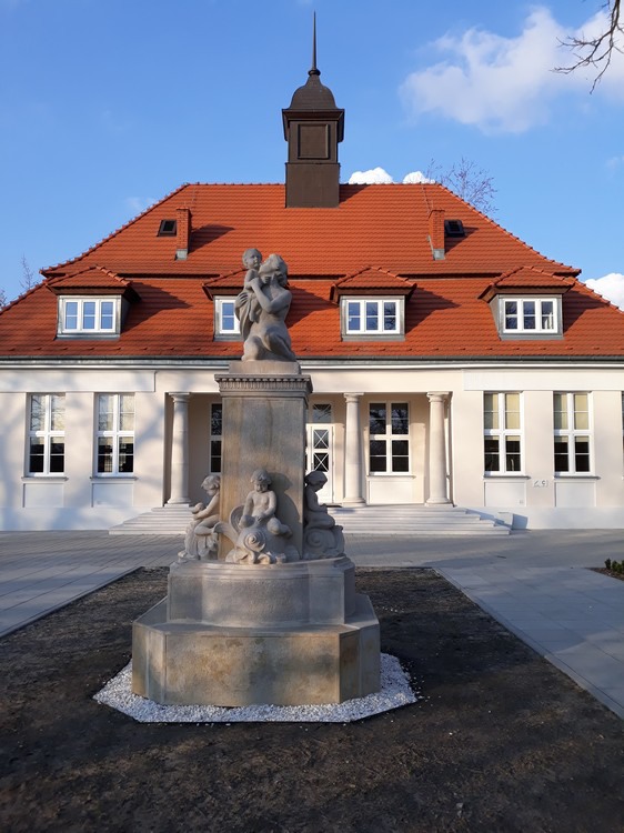 rzeźba Edwarda Haupta – Macierzyństwo