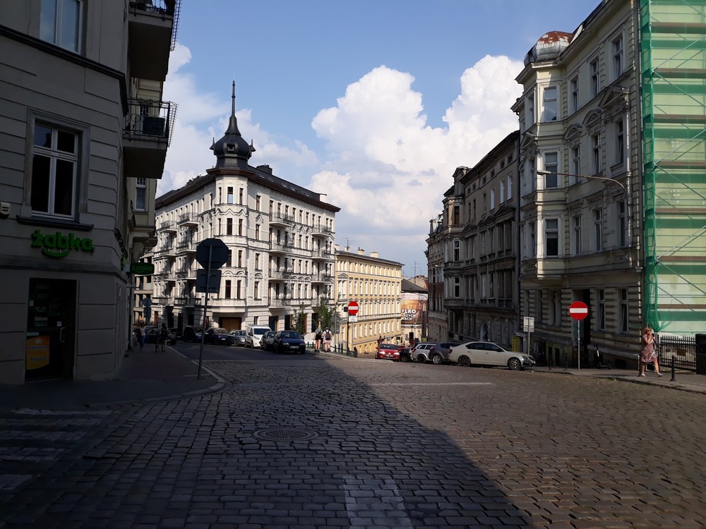 Odbudowana kamienica żelazko w Poznaniu