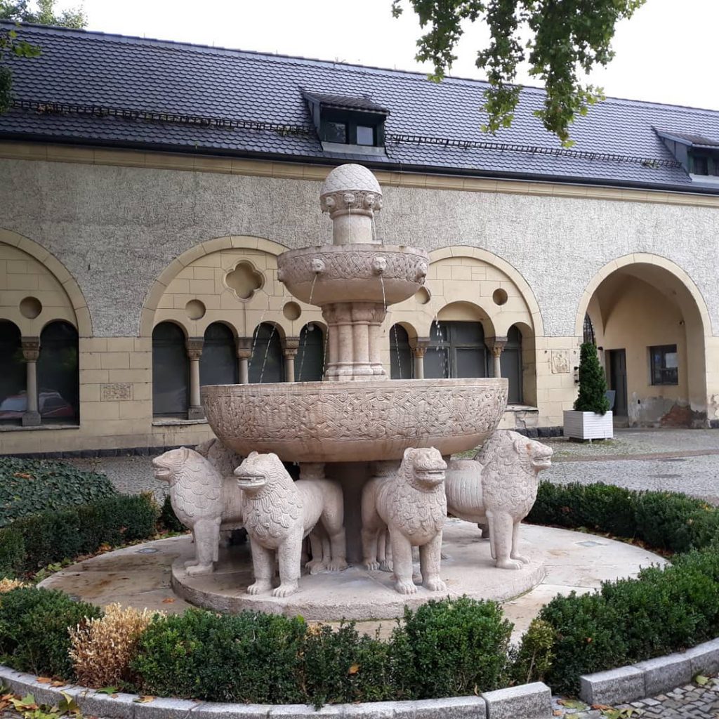 Fontanna Lwów na dziedzińcu różanym Zamek cesarski