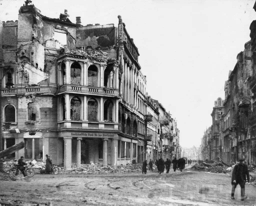 Zniszczony budynek Banku Cukrownictwa na narożniku ulic 27 Grudnia i Mielżyńskiego