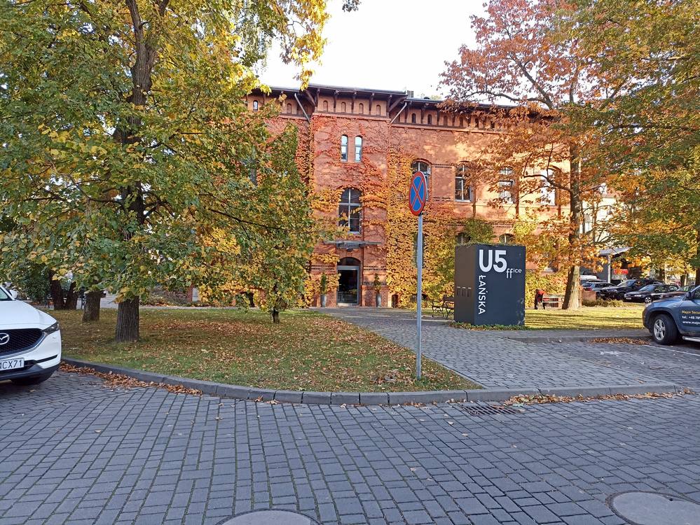 biurowiec na terenie city park