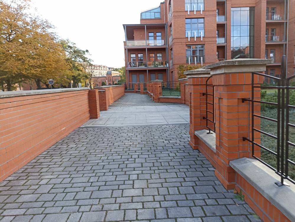 City Park Hotel & Residence i małe centrum handlowe