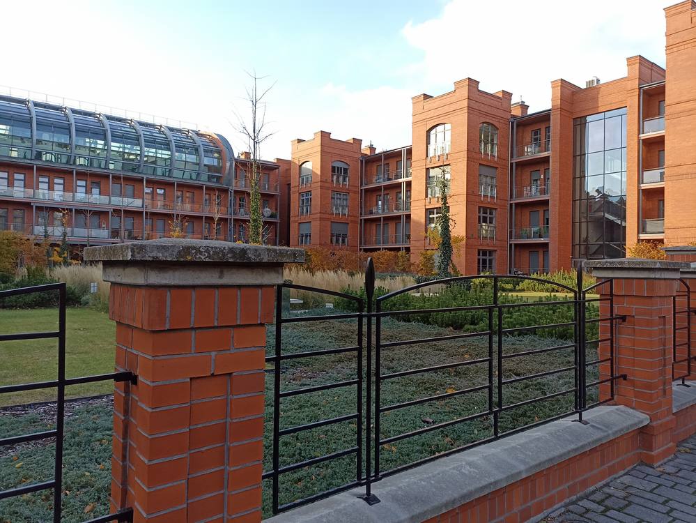 City Park Hotel & Residence i małe centrum handlowe