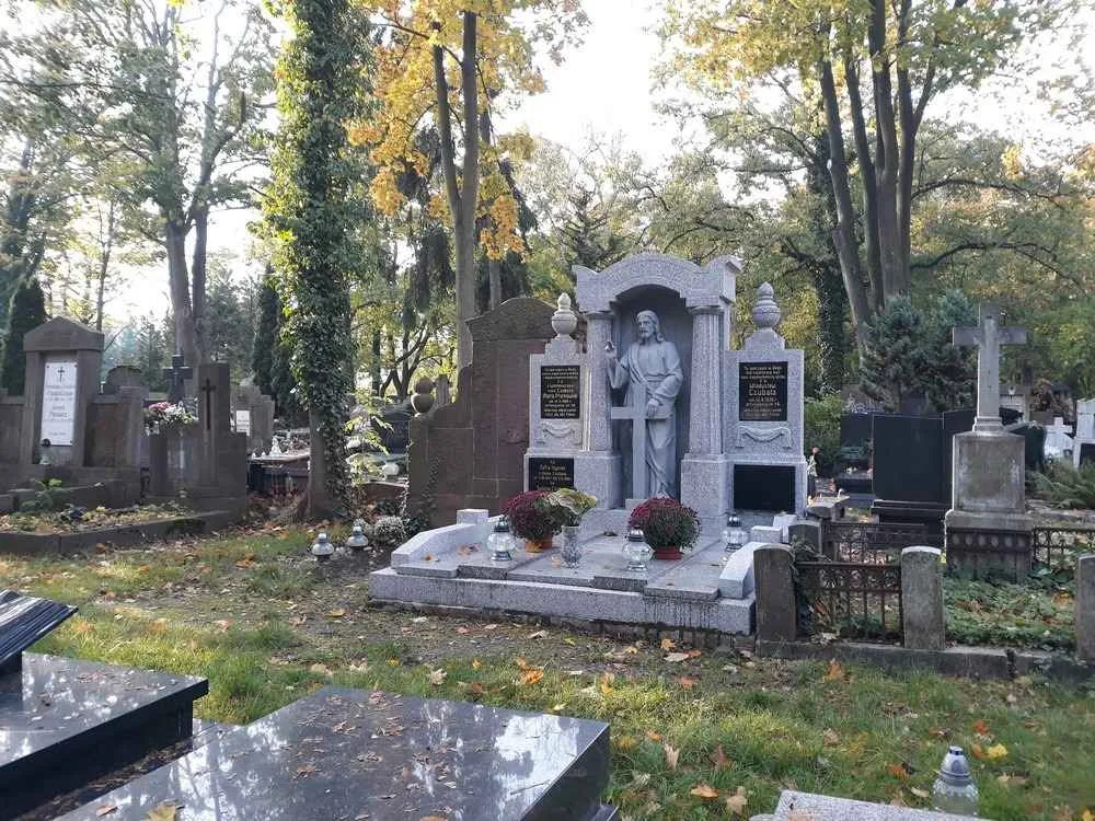 Jeden z zabytkowych grobów na cmentarzu