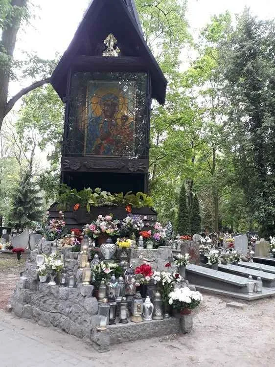 Matka Boska na cmentarzu przy Nowinie w Poznaniu