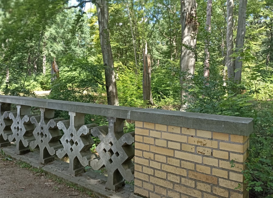 jeden z mostów w parku