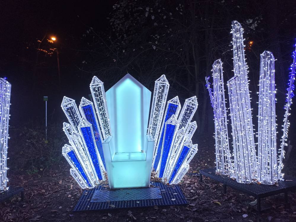 lumina park filmowy las, tron z Narni