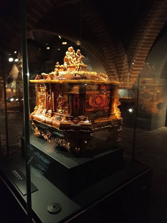 Wystawa bursztynów na zamku w Malborku