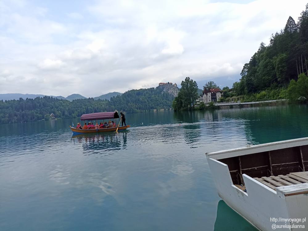 łodzie, którymi można dopłynąć na Blejski Otok