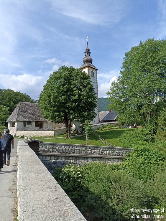 Cerkev sv. Janeza Krstnika na wzgórzu Ribčev Laz