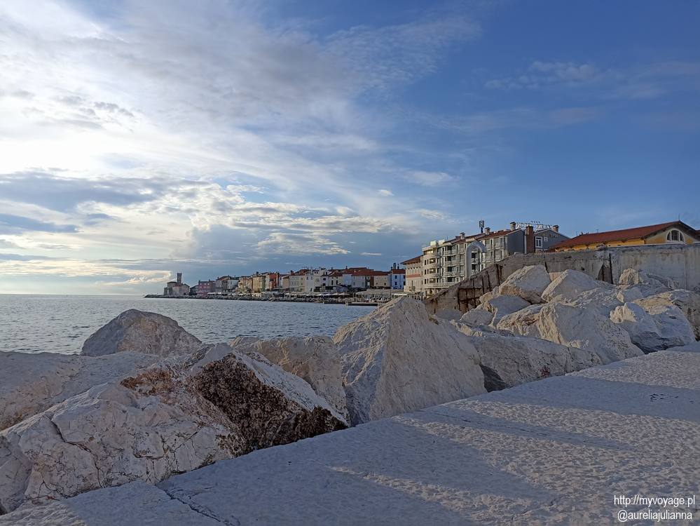 Plaża, kamienny brzeg w Piranie