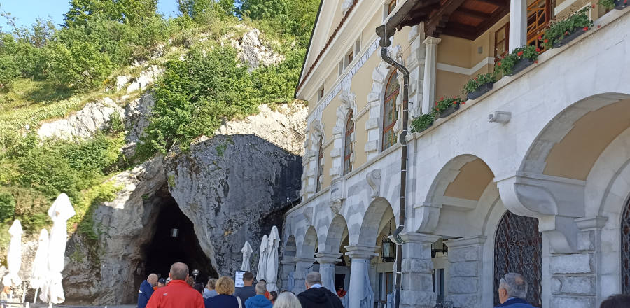 Jaskinia Postojna Słowenia – popularne miejsce wycieczek