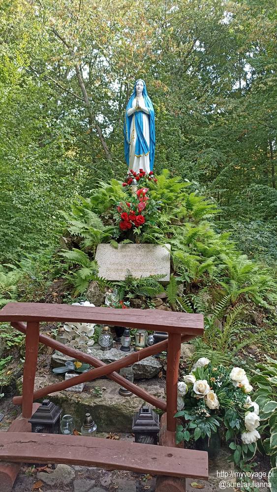 Figura Matki Boskiej w parku obok pałacu