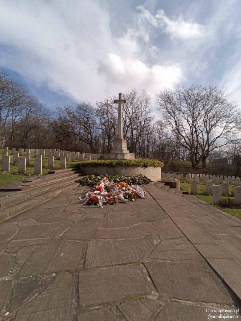 Krzyż Ofiarności centralny punkt cmentarza
