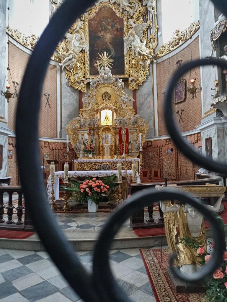 Ołtarz w Bazylika Mniejsza Nawiedzenia NMP