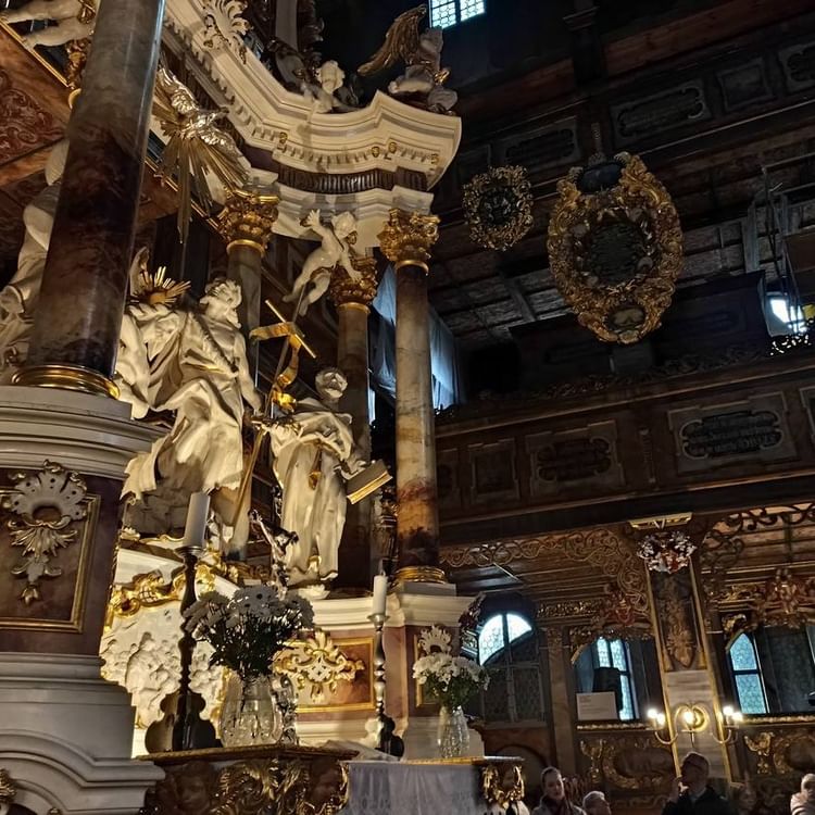 Drewniany ołtarz w kościele Pokoju