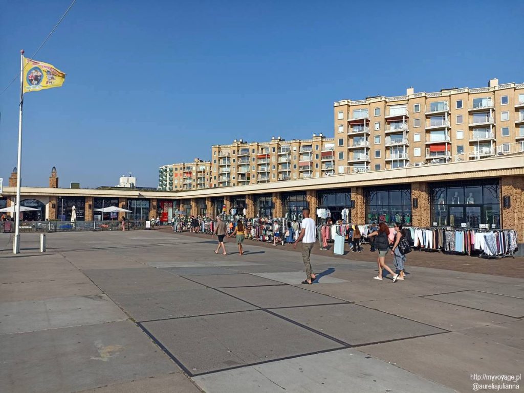 Deptak na plaży w Scheveningen