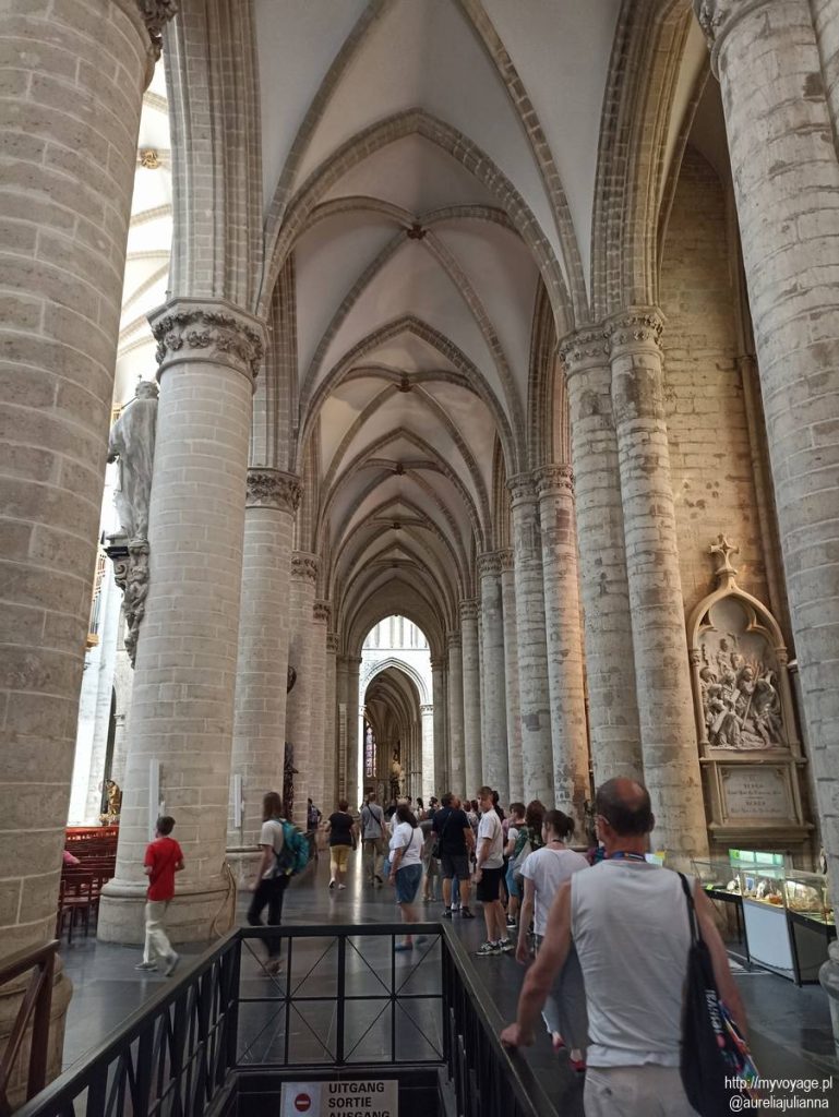 Wnętrza Katedry św. Michała i św. Guduli