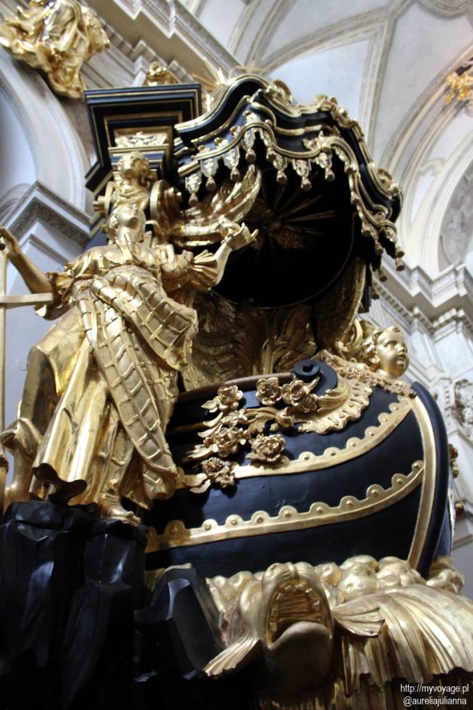 Zabytkowa Ambona w kształcie łodzi