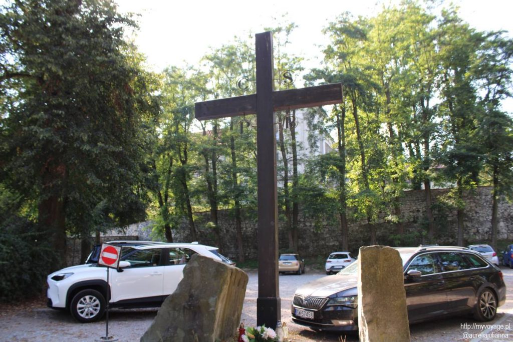 Krzyż obok parkingu przy Opactwie