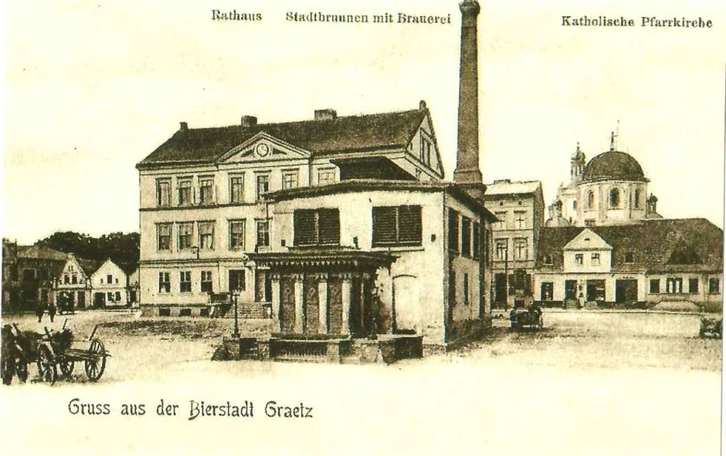 Ratusz i studnia na starej widokówce - Grodzisk Wielkopolski