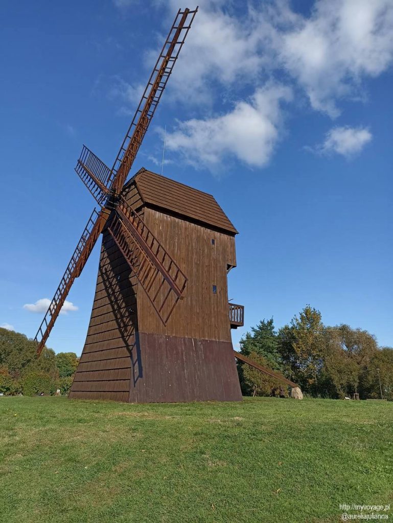 Zabytkowy wiatrak koźlak w parku