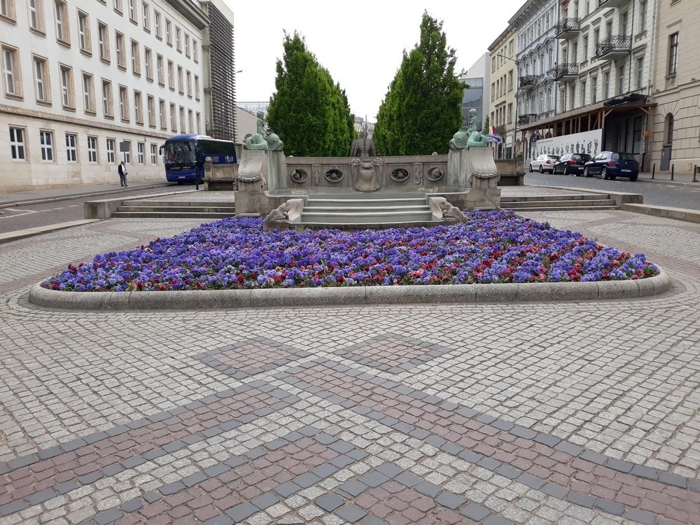 Fontanna z Delfinami na Alejach Marcinkowskiego