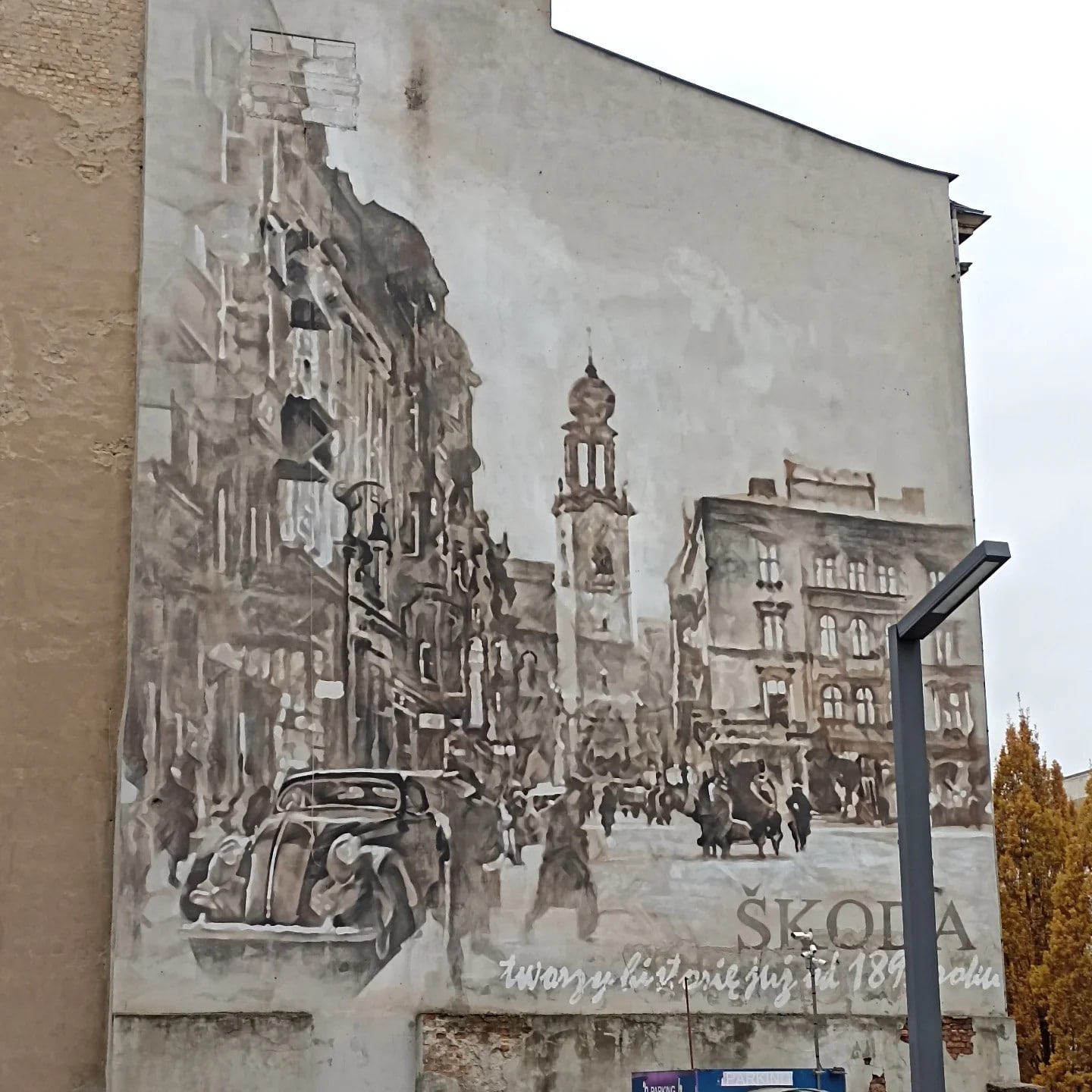 Mural na ścianie przy Parkingu na Alejach Marcinkowskiego w Poznaniu