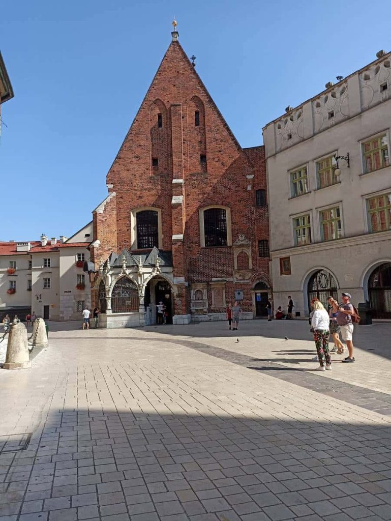 Budynki przy kościele