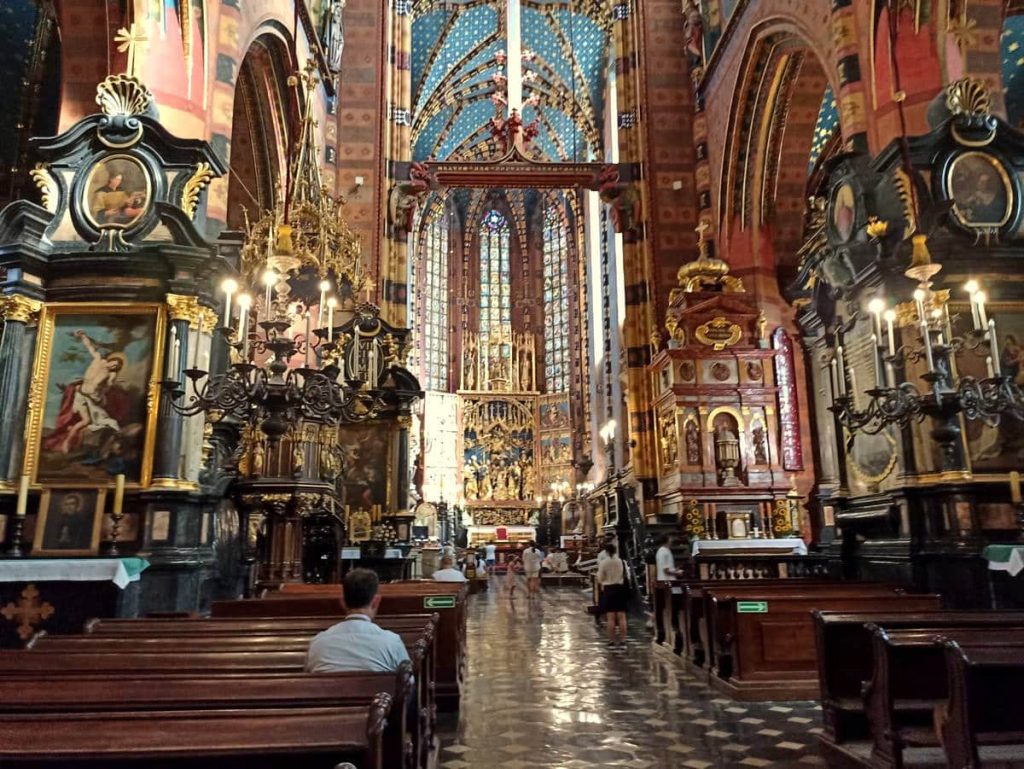 wnętrze Bazyliki Mariackiej
