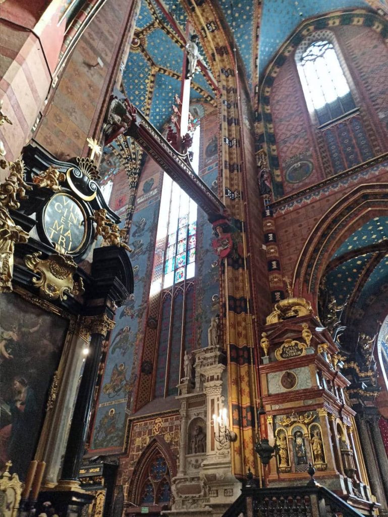 wnętrze Bazyliki Mariackiej