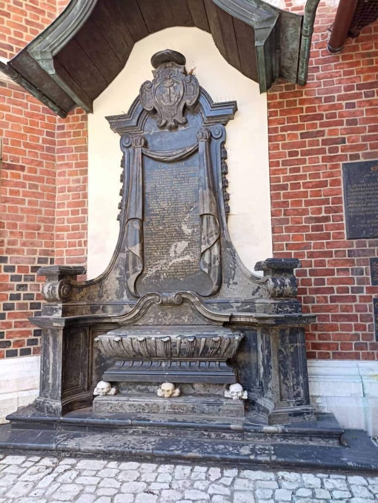 Jedna z płaskorzeźb na kościele