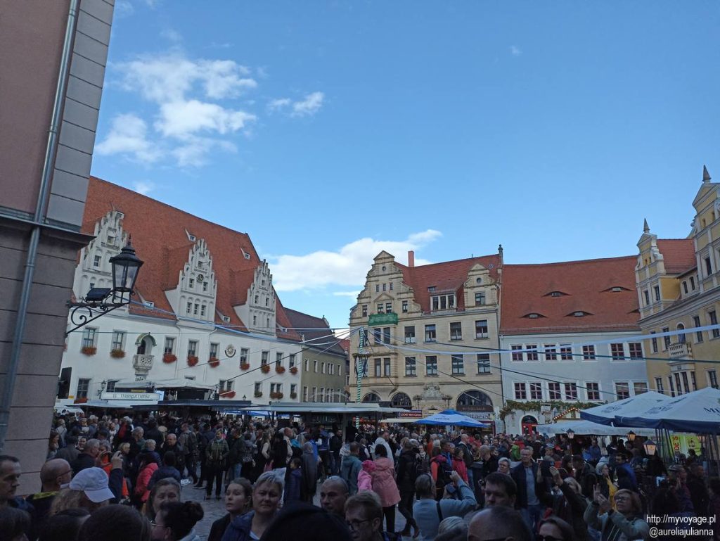 Rynek w Miśni biały budynek po lewej to Ratusz