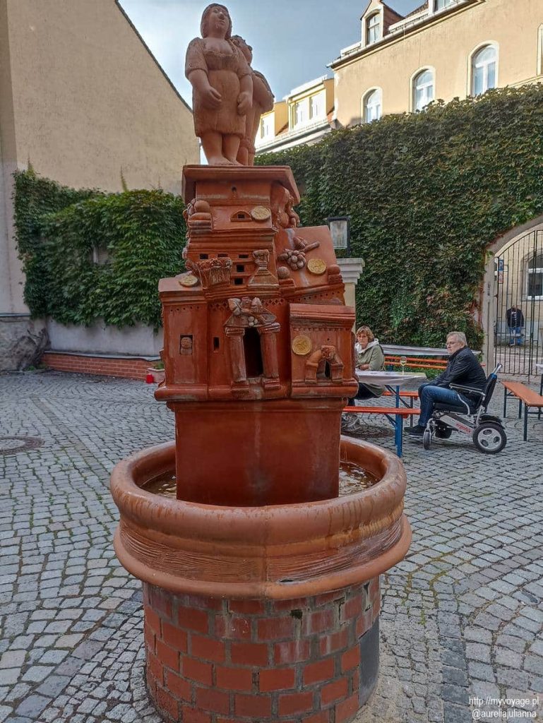 fontanna w jednym z podwórzy starego miasta w Miśni