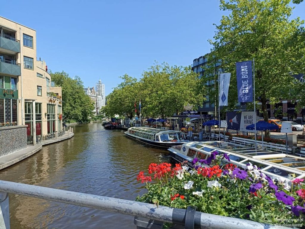 łodzie turystyczne w Amsterdamie