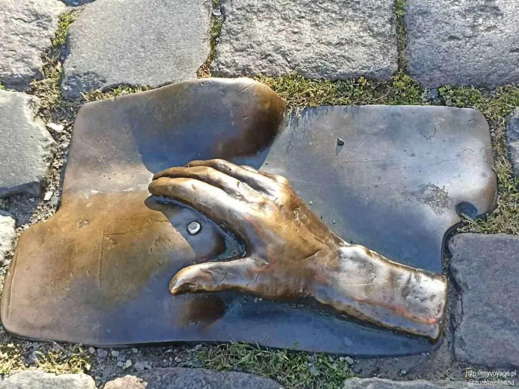 płaskorzeźba w dzielnicy czerwonych latarni