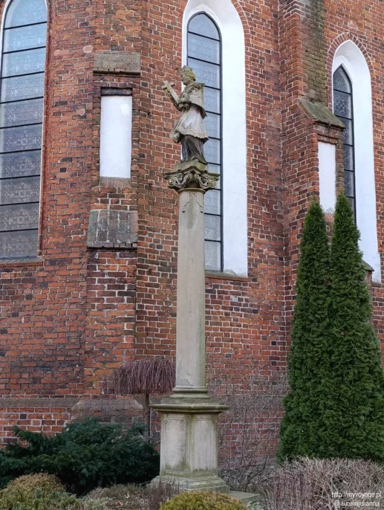 figura obok kościoła