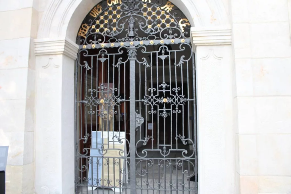 wejście do krypty, zasłużonych Polaków - narodowy panteon postaci