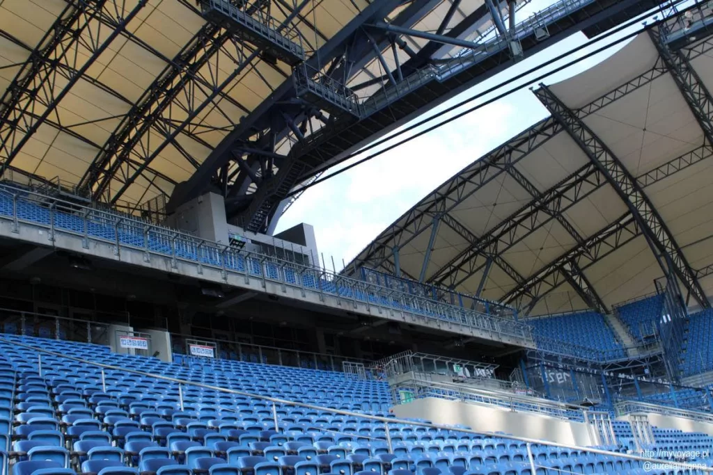 trybuny na stadionie