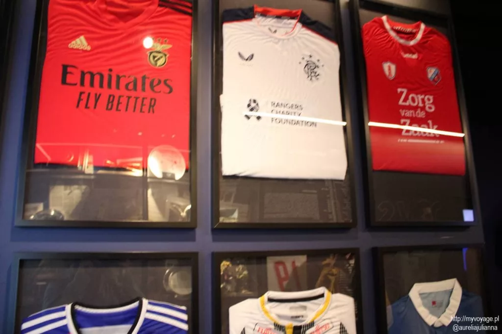 wystawa koszulek drużyn przeciwnych w muzeum Lecha