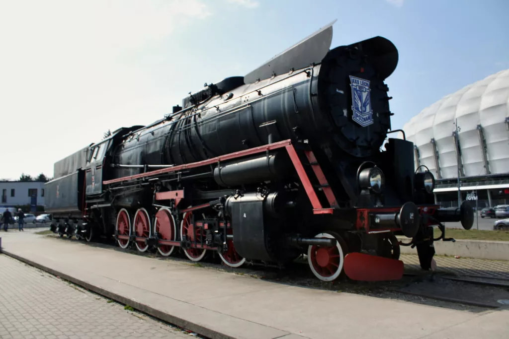 Pociąg Lecha stojący przed Stadionem Enea