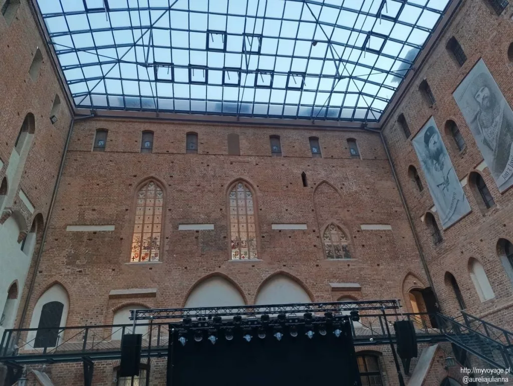 oszklony dziedziniec zamku w Gniewie