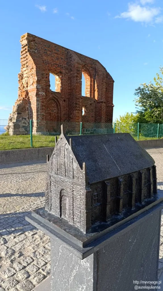 Ruiny kościoła wraz z miniaturą przedstawiającą dawny kościół