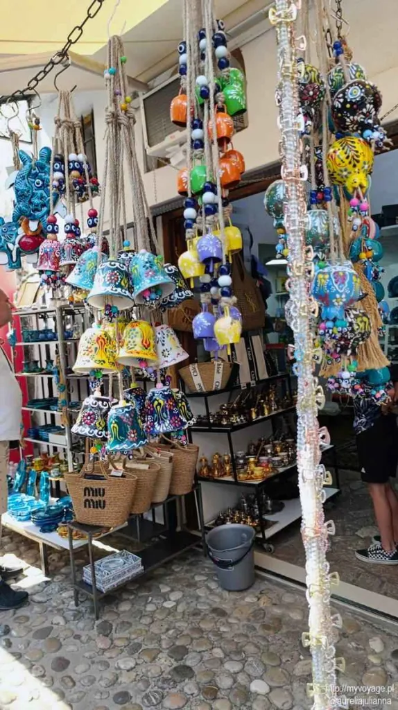 pamiątki na straganie w Mostar