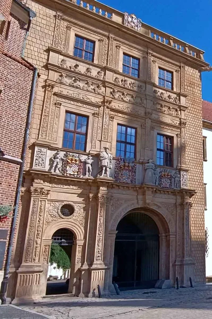 Portal bramy wjazdowej w zamku w Brzegu