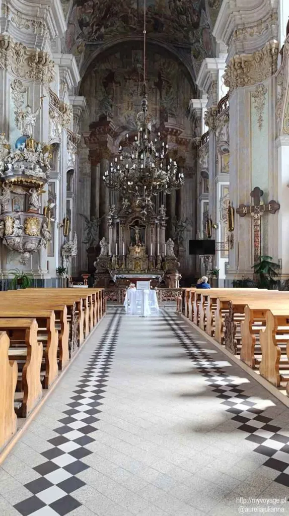 wnętrze kościoła Podwyższenia Krzyża Świętego w Brzegu