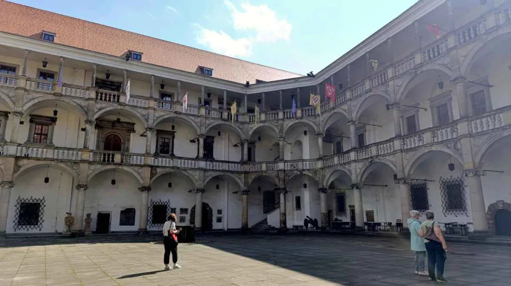 Zabytkowe krużganki zamku w Brzegu